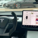 Imagen para el artículo titulado El Autopilot de Tesla confundía el logo de Burger King con una señal de STOP, así que Burger King hizo esto